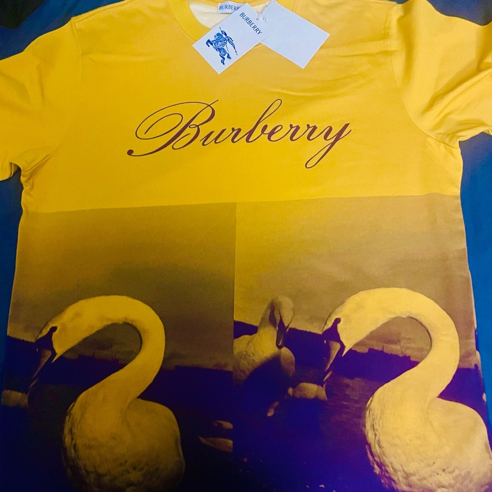 Burberry ❌SOLD❌  mens Yellow Swan Print T-Shirt brand new with tags 🏷️